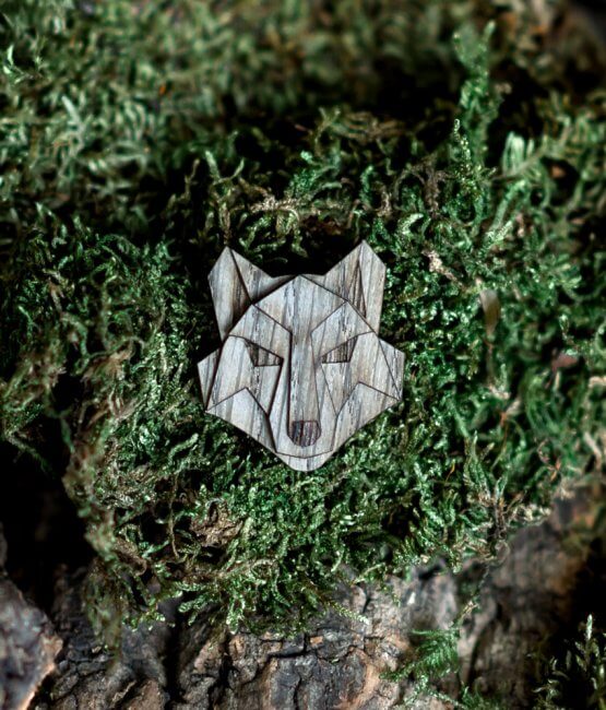 Vlk - drevená brošňa