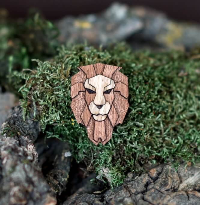 Lev - drevená brošňa
